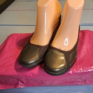 Taryn Rose Chocolate Brown Leather Loafers Flats. Size 7.5 M